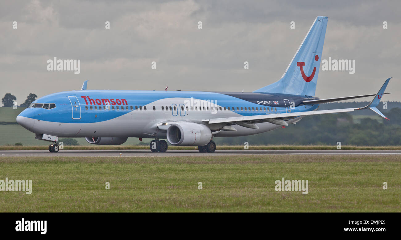 Thomson Airways Boeing 737 G-TAWO décollant de l'aéroport de London-Luton LTN Banque D'Images