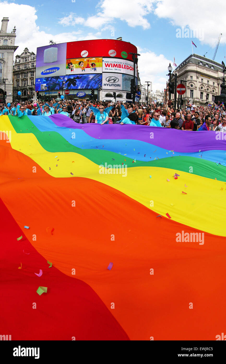 Londres, Royaume-Uni. 27 juin 2015. Les participants avec un immense drapeau arc-en-ciel à la London Pride Parade 2015 Crédit : Paul Brown/Alamy Live News Banque D'Images