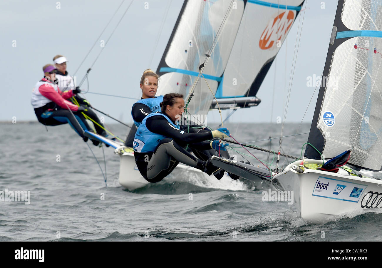 Kiel, Allemagne. 22 Juin, 2015. Leonie Meyer et Elena Stoffers (avant) de l'Allemagne au cours d'une régate classe W FX 49 sur la mer Baltique près de Kiel, Allemagne, 22 juin 2015. Autour de trois millions de visiteurs sont attendus pour le plus grand événement nautique qui s'est déroulée du 20 juin au 28 juin 2015. PHOTO : CARSTEN REHDER/dpa/Alamy Live News Banque D'Images