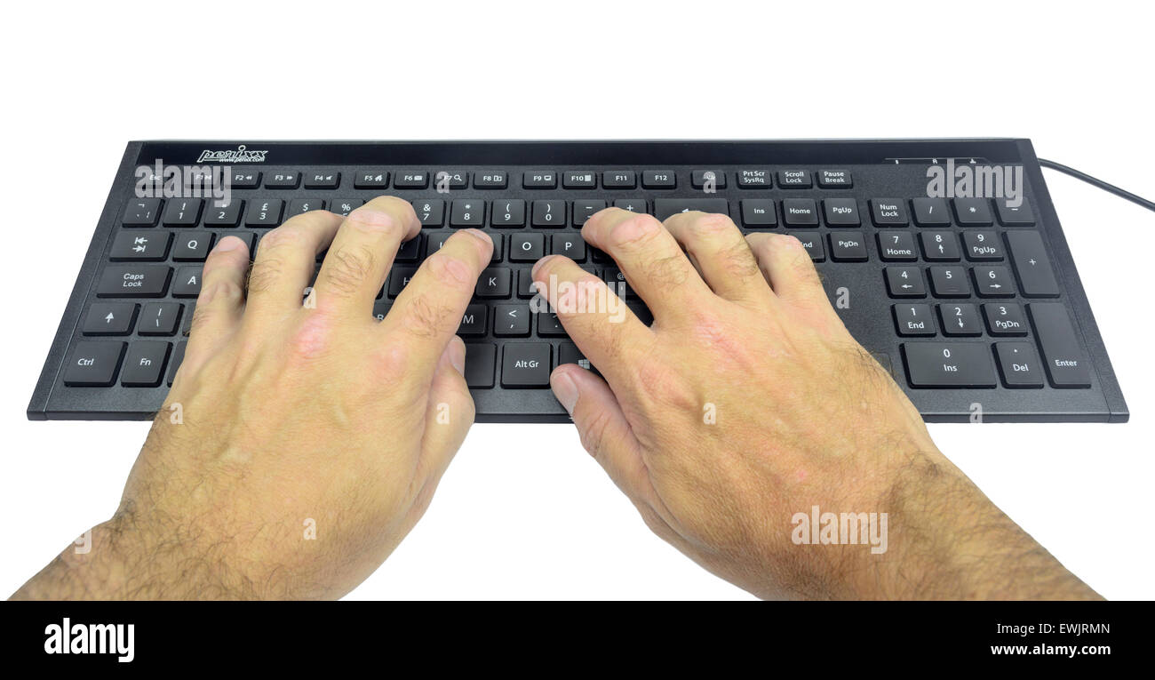 L'homme de la saisie sur un clavier d'ordinateur sur un fond blanc. Banque D'Images