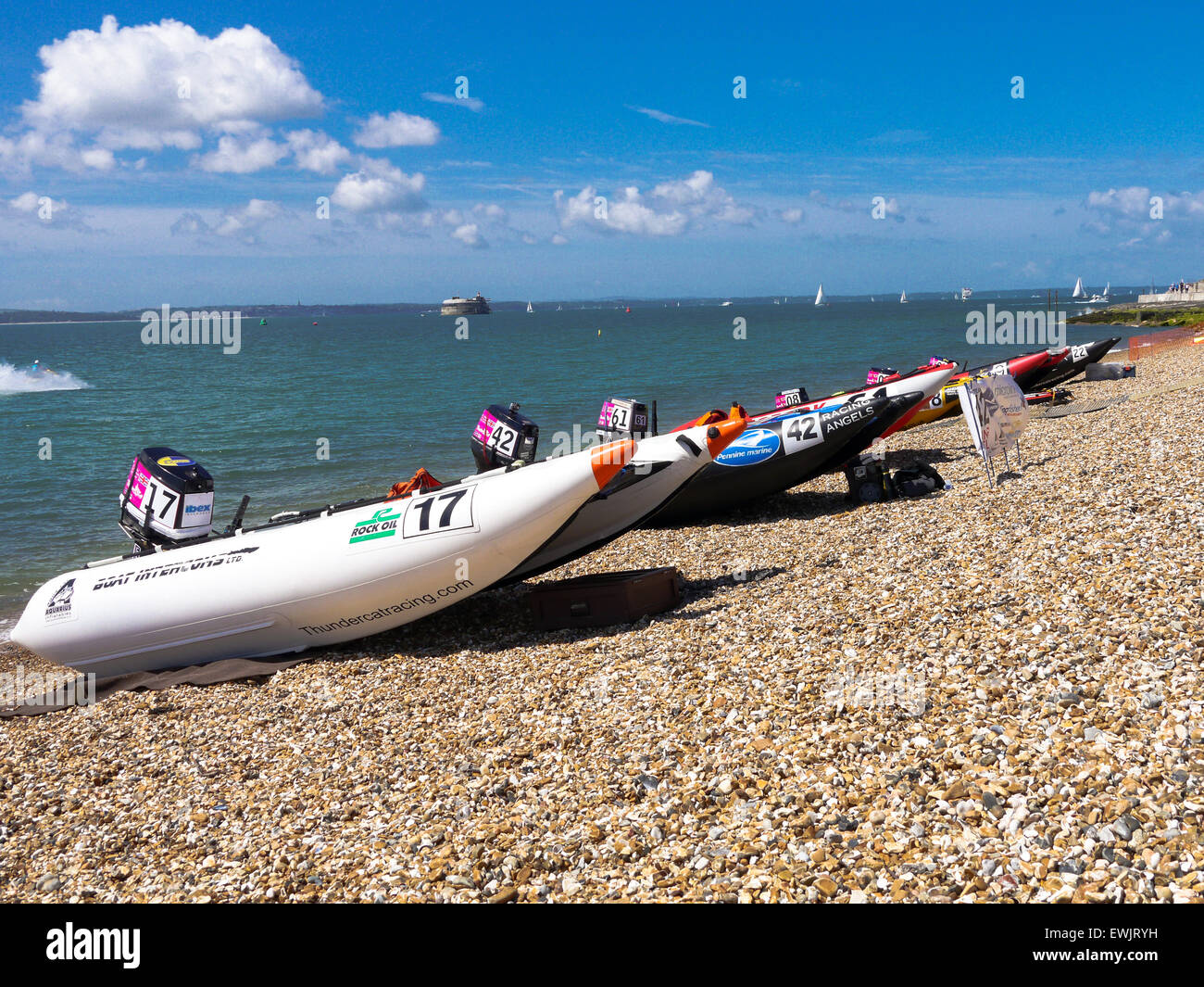 Portsmouth, Angleterre, le 27 juin 2015. Catamarans gonflables alignés sur la plage de Southsea avant la série dans le 5ème prb mis à l'Southsea, Portsmouth. La série Le 5ème prb mis à l'se compose de 22 équipes, course catamarans gonflables alimenté dans une variété d'endroits à travers le Royaume-Uni et l'Europe. Crédit : Simon Evans/Alamy Live News Banque D'Images