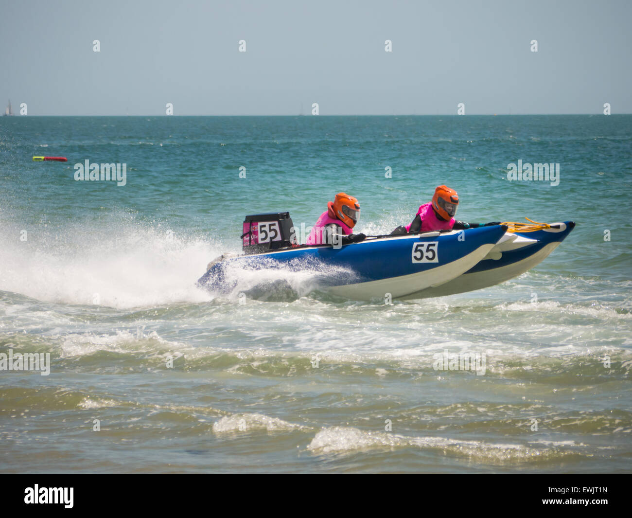 Portsmouth, Angleterre, le 27 juin 2015. Un catamaran gonflable courses sur le Solent au cours de la série le 5ème prb mis à l'dans Southsea, Portsmouth. La série Le 5ème prb mis à l'se compose de 22 équipes, course catamarans gonflables alimenté dans une variété d'endroits à travers le Royaume-Uni et l'Europe. Crédit : Simon Evans/Alamy Live News Banque D'Images