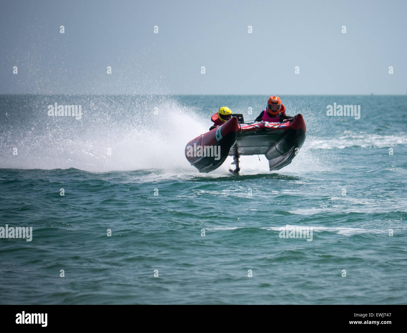 Portsmouth, Angleterre, le 27 juin 2015. Un catamaran gonflable certains gains d'air comme il races sur le Solent au cours de la série le 5ème prb mis à l'dans Southsea, Portsmouth. La série Le 5ème prb mis à l'se compose de 22 équipes, course catamarans gonflables alimenté dans une variété d'endroits à travers le Royaume-Uni et l'Europe. Crédit : Simon Evans/Alamy Live News Banque D'Images