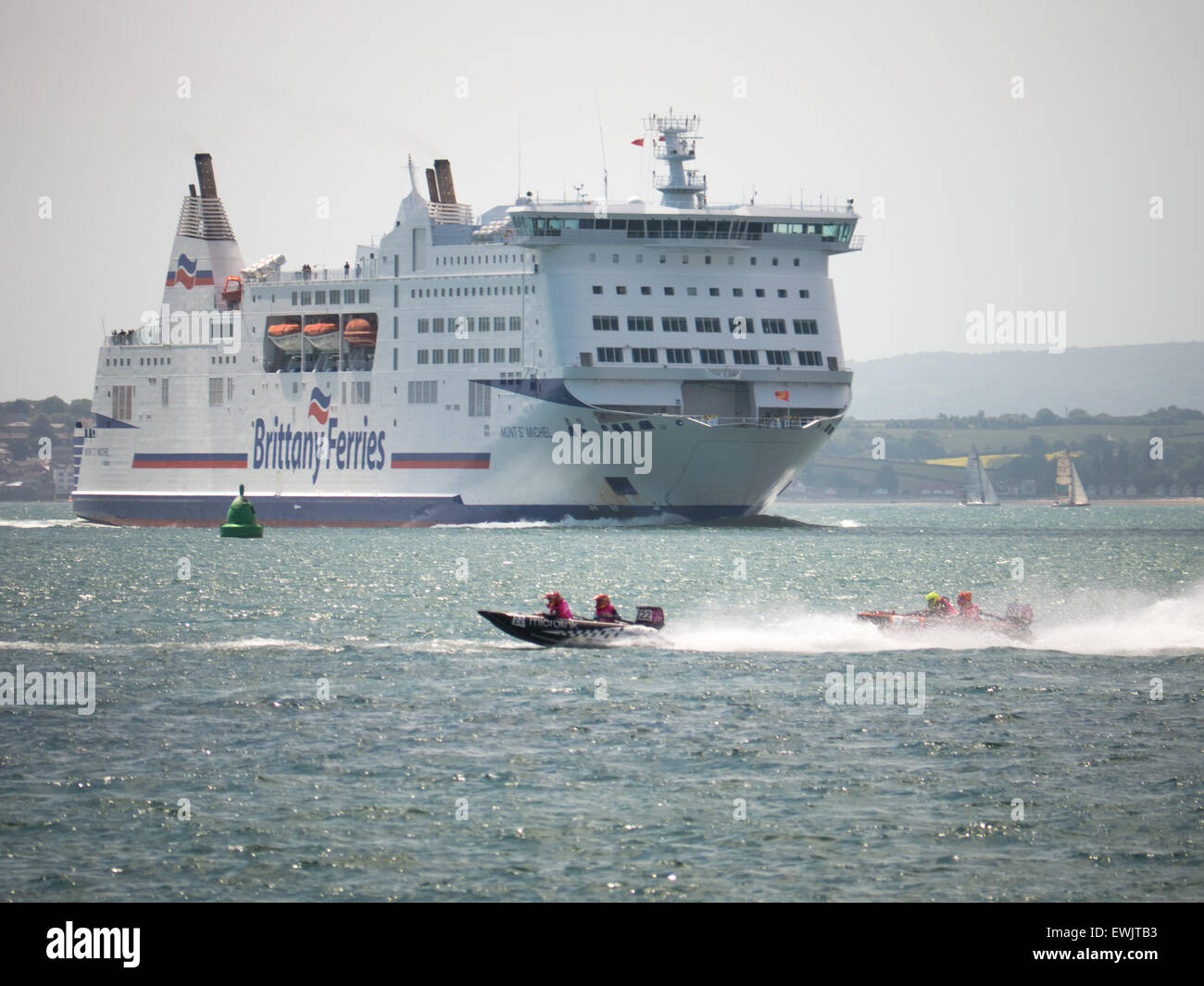 Portsmouth, Angleterre, le 27 juin 2015. Course catamarans gonflables sur un circuit dans le Solent en Bretagne approches Ferry Portsmouth Harbour au cours de la série le 5ème prb mis à l'dans Southsea, Portsmouth. La série Le 5ème prb mis à l'se compose de 22 équipes, course catamarans gonflables alimenté dans une variété d'endroits à travers le Royaume-Uni et l'Europe. Crédit : Simon Evans/Alamy Live News Banque D'Images