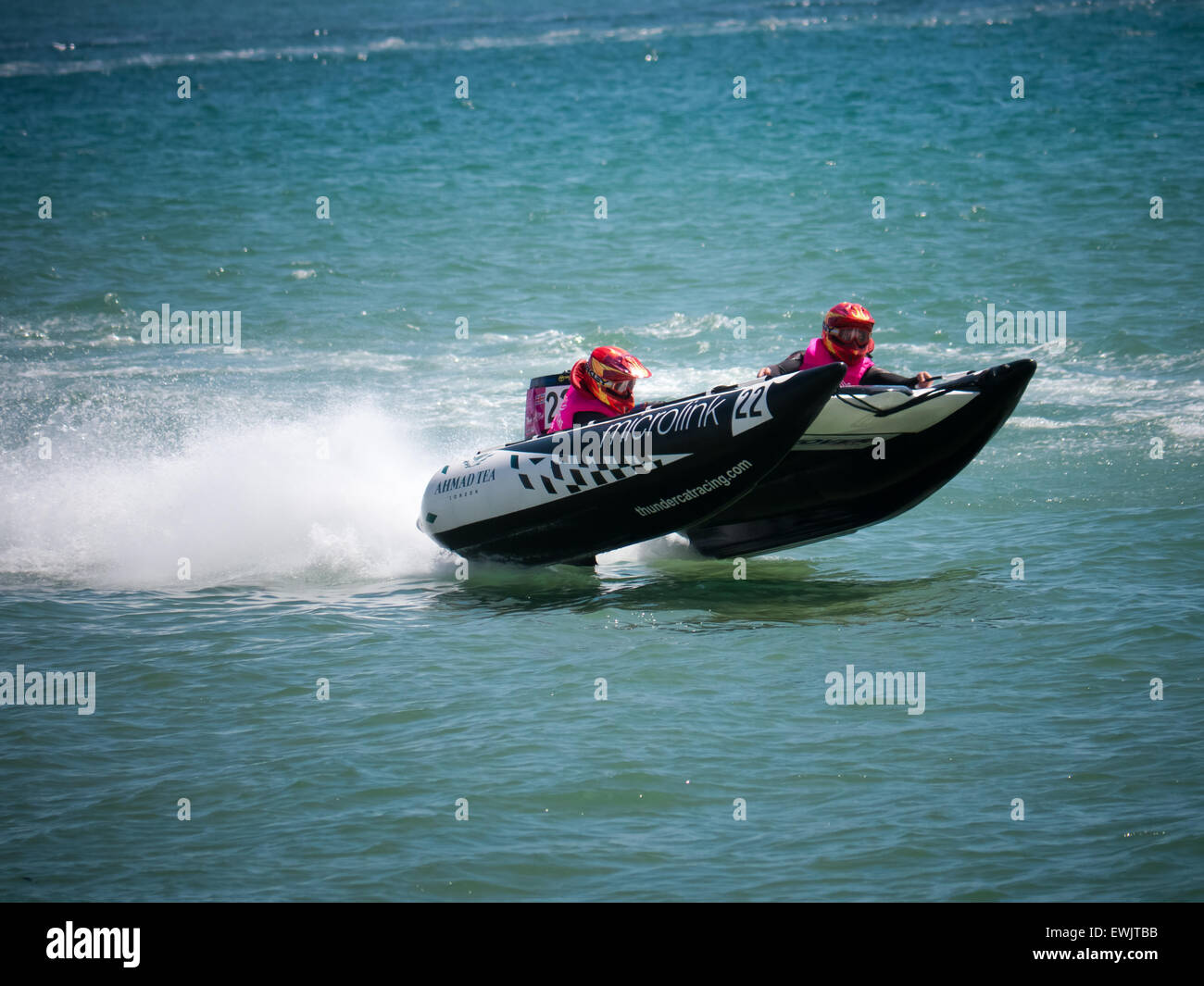 Portsmouth, Angleterre, le 27 juin 2015. Un catamaran gonflable courses autour du Solent au cours de la série le 5ème prb mis à l'dans Southsea, Portsmouth. La série Le 5ème prb mis à l'se compose de 22 équipes, course catamarans gonflables alimenté dans une variété d'endroits à travers le Royaume-Uni et l'Europe. Crédit : Simon Evans/Alamy Live News Banque D'Images