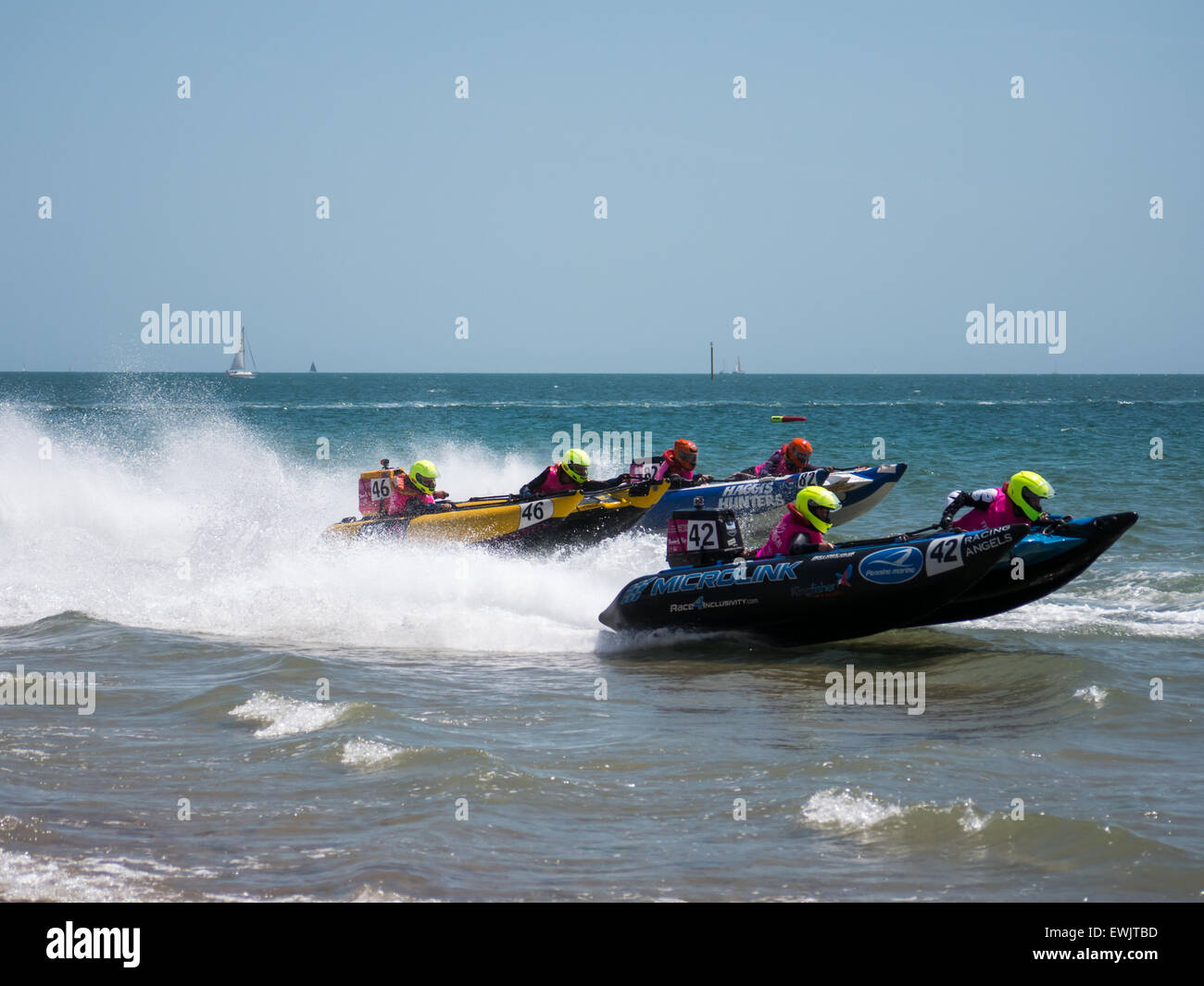 Portsmouth, Angleterre, le 27 juin 2015. Trois catamarans gonflables race pour la position au cours de la série le 5ème prb mis à l'dans Southsea, Portsmouth. La série Le 5ème prb mis à l'se compose de 22 équipes, course catamarans gonflables alimenté dans une variété d'endroits à travers le Royaume-Uni et l'Europe. Crédit : Simon Evans/Alamy Live News Banque D'Images