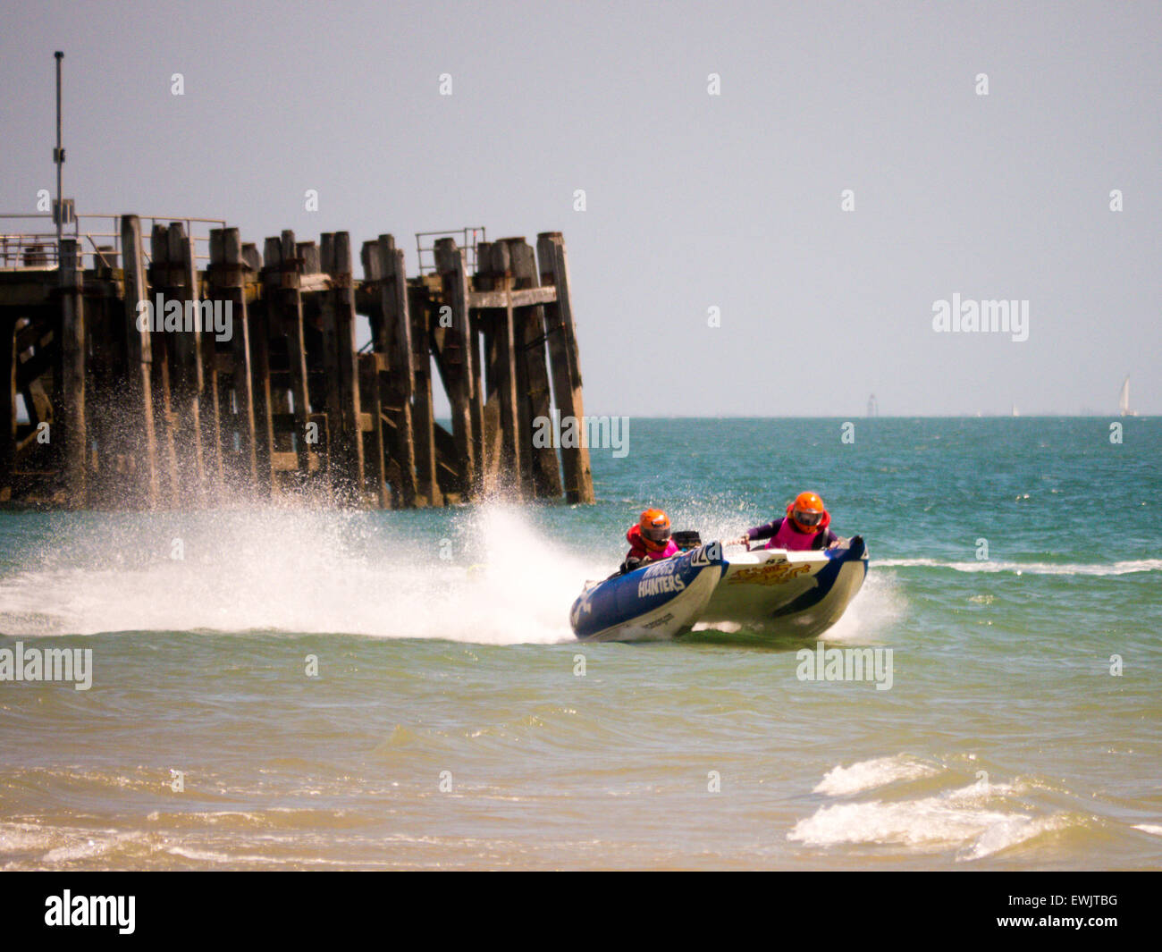 Portsmouth, Angleterre, le 27 juin 2015. Un catamaran gonflable les vitesses en face de South Parade Pier au cours de la série le 5ème prb mis à l'dans Southsea, Portsmouth. La série Le 5ème prb mis à l'se compose de 22 équipes, course catamarans gonflables alimenté dans une variété d'endroits à travers le Royaume-Uni et l'Europe. Crédit : Simon Evans/Alamy Live News Banque D'Images