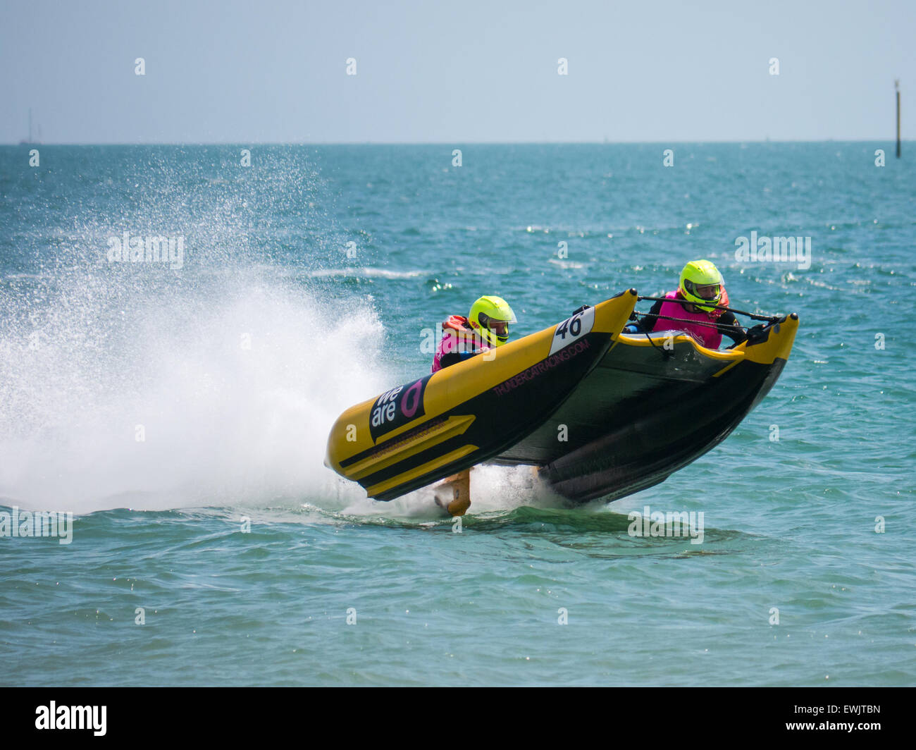 Portsmouth, Angleterre, le 27 juin 2015. Un catamaran gonflable remontées mécaniques à partir de l'eau au cours de la série le 5ème prb mis à l'dans Southsea, Portsmouth. La série Le 5ème prb mis à l'se compose de 22 équipes, course catamarans gonflables alimenté dans une variété d'endroits à travers le Royaume-Uni et l'Europe. Crédit : Simon Evans/Alamy Live News Banque D'Images