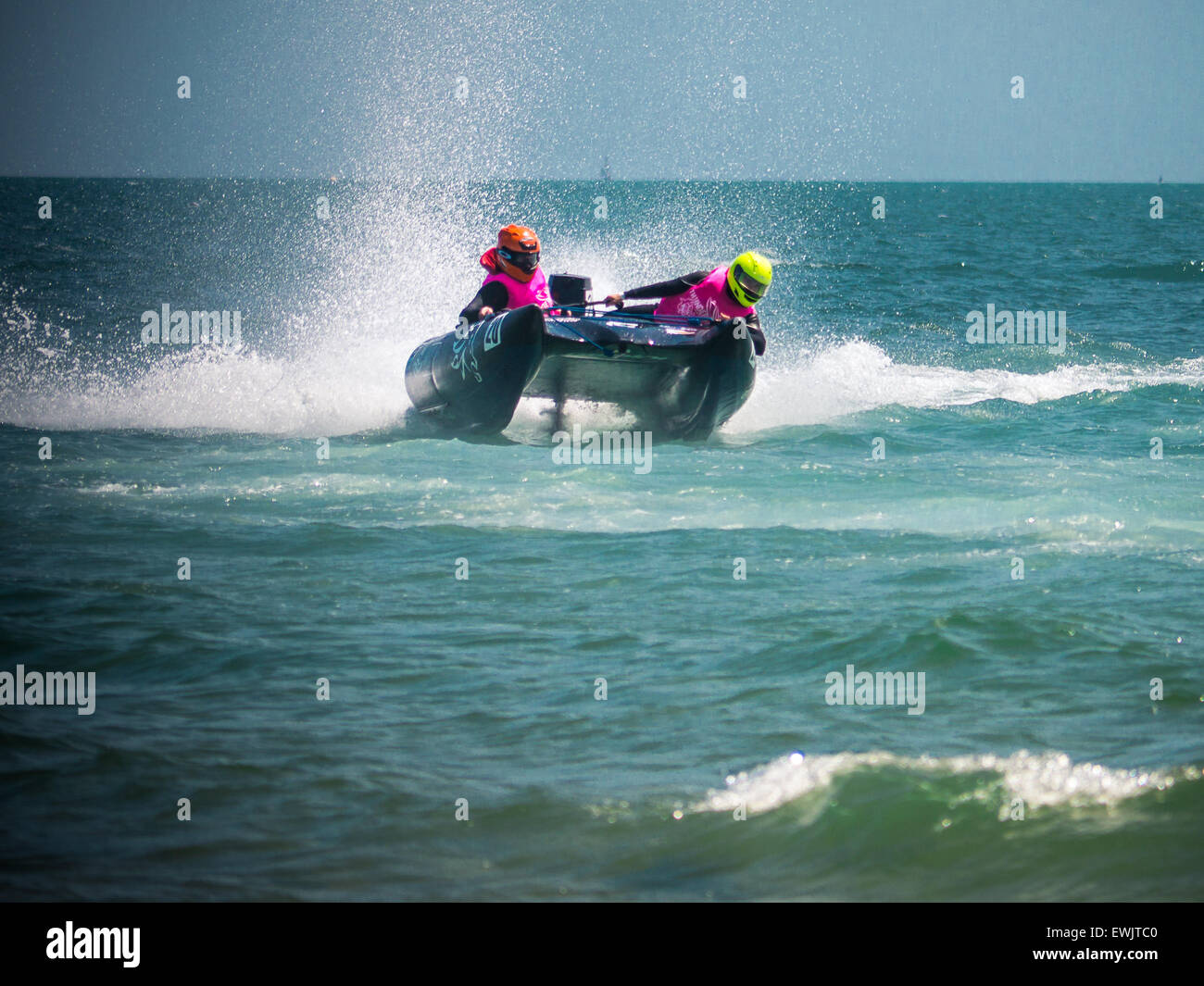 Portsmouth, Angleterre, le 27 juin 2015. Un catamaran gonflable sur le Solent courses au cours de la série le 5ème prb mis à l'dans Southsea, Portsmouth. La série Le 5ème prb mis à l'se compose de 22 équipes, course catamarans gonflables alimenté dans une variété d'endroits à travers le Royaume-Uni et l'Europe. Crédit : Simon Evans/Alamy Live News Banque D'Images