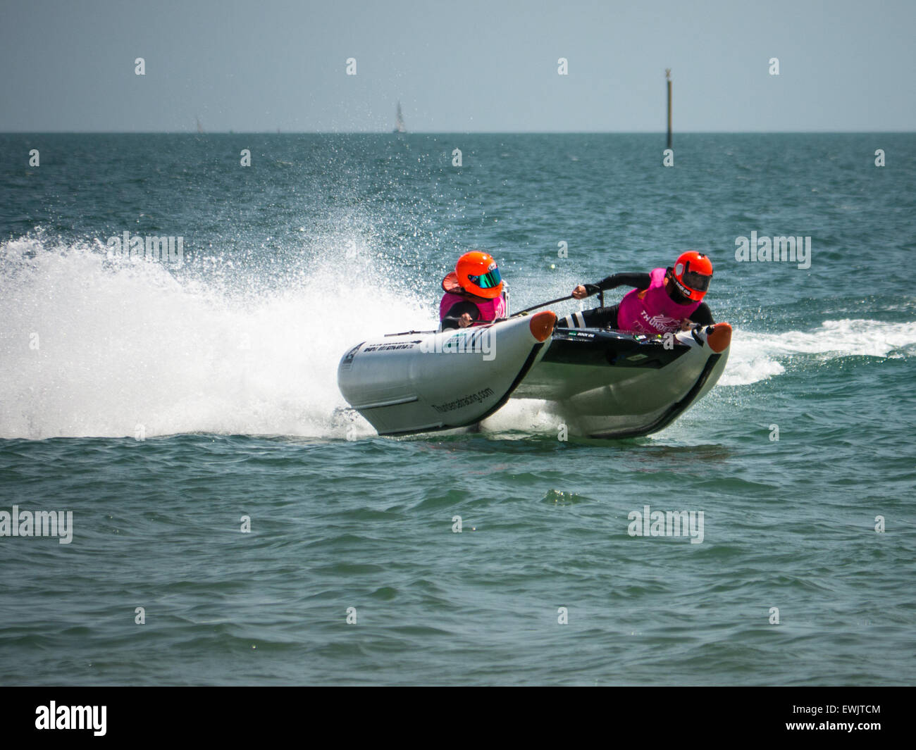 Portsmouth, Angleterre, le 27 juin 2015. Un catamaran gonflable sur le Solent courses au cours de la série le 5ème prb mis à l'dans Southsea, Portsmouth. La série Le 5ème prb mis à l'se compose de 22 équipes, course catamarans gonflables alimenté dans une variété d'endroits à travers le Royaume-Uni et l'Europe. Crédit : Simon Evans/Alamy Live News Banque D'Images