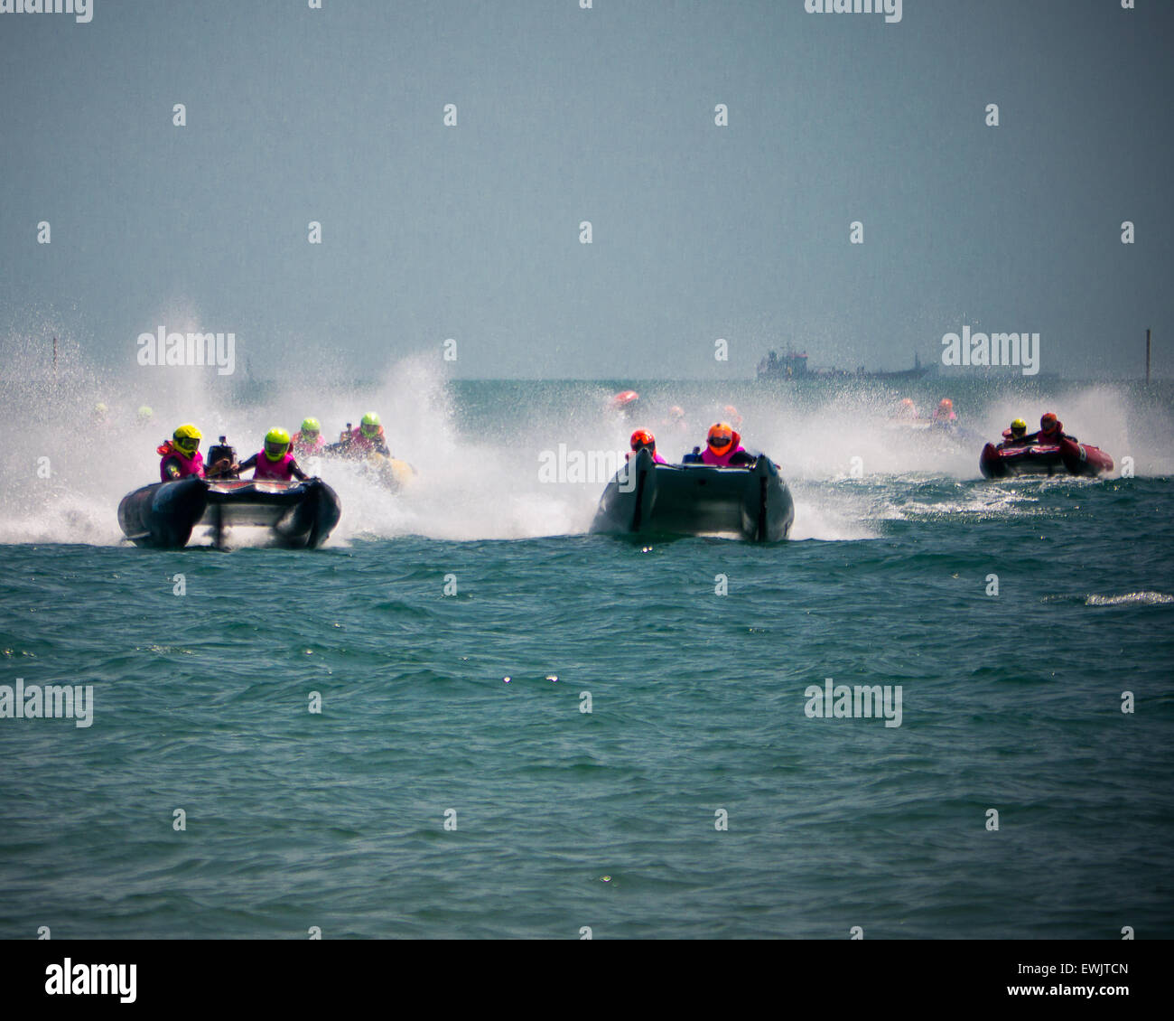 Portsmouth, Angleterre, le 27 juin 2015. Course catamarans gonflables sur le Solent au cours de la série le 5ème prb mis à l'dans Southsea, Portsmouth. La série Le 5ème prb mis à l'se compose de 22 équipes, course catamarans gonflables alimenté dans une variété d'endroits à travers le Royaume-Uni et l'Europe. Crédit : Simon Evans/Alamy Live News Banque D'Images