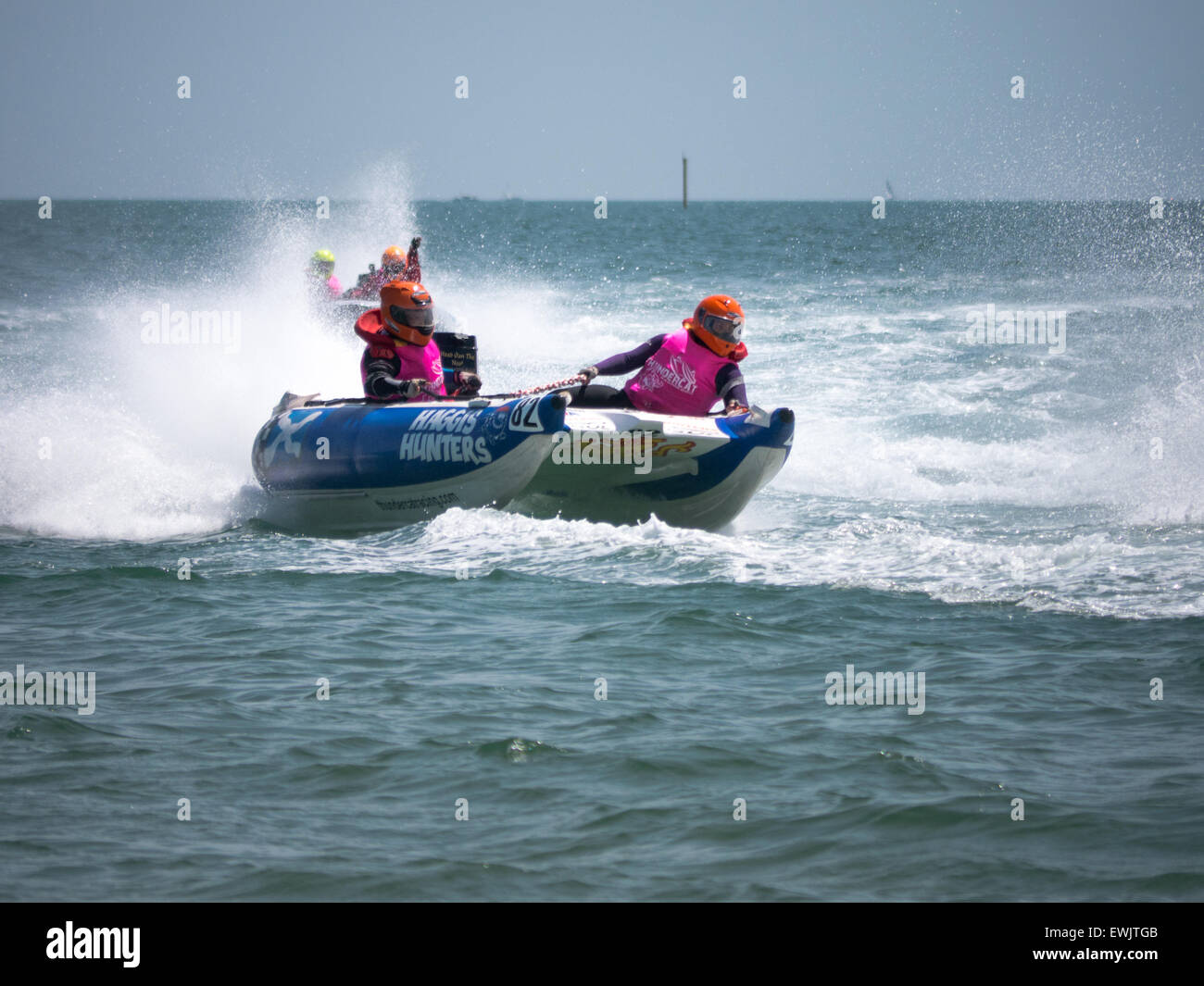 Portsmouth, Angleterre, le 27 juin 2015. Un catamaran gonflable courses de vitesse dans le Solent au cours de la série le 5ème prb mis à l'dans Southsea, Portsmouth. La série Le 5ème prb mis à l'se compose de 22 équipes, course catamarans gonflables alimenté dans une variété d'endroits à travers le Royaume-Uni et l'Europe. Crédit : Simon Evans/Alamy Live News Banque D'Images