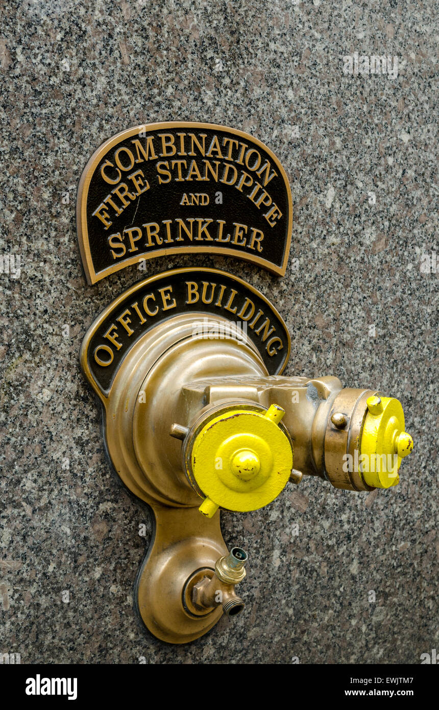 Incendie et de gicleurs combinaison fontaine sur le mur d'un immeuble de bureaux Banque D'Images