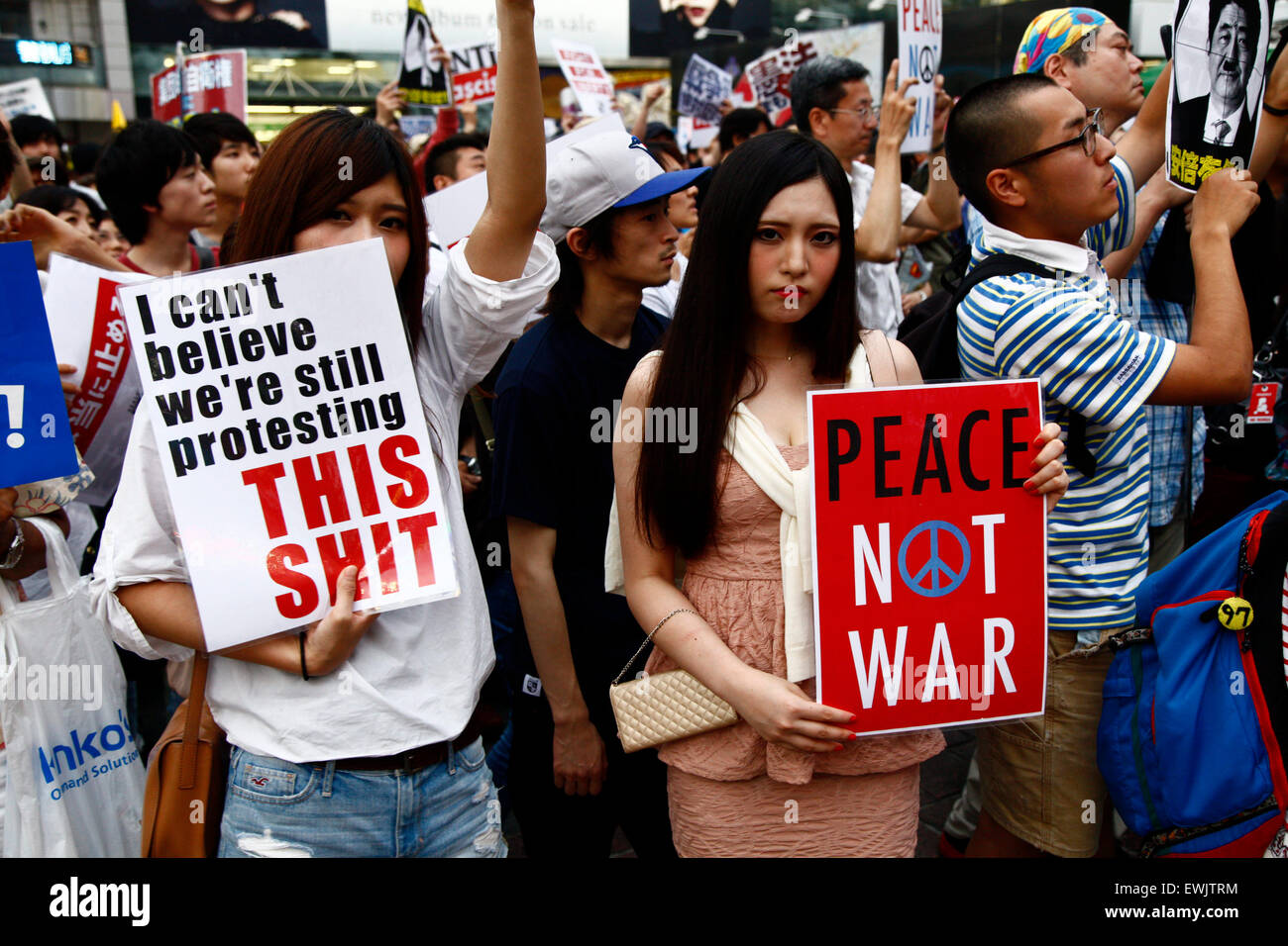 Les étudiants membres de l'action d'urgence pour la démocratie libérale-s (SEALDs) appel à la protection de l'pacifiste de l'article 9 de la Constitution japonaise dans le quartier commerçant de Shibuya le 27 juin 2015, Tokyo, Japon. Environ 000 personnes ont manifesté devant la gare de Shibuya à l'extérieur de l'intersection célèbre contre le Premier ministre Abe's réinterprétation de l'article 9, qui permettrait à la nation pour lutter contre les troupes d'outre-mer. © Rodrigo Reyes Marin/AFLO/Alamy Live News Banque D'Images