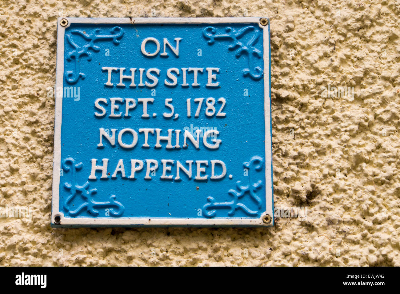 Un drôle de plaque sur une maison près de Croft, dans le Herefordshire, UK. Banque D'Images