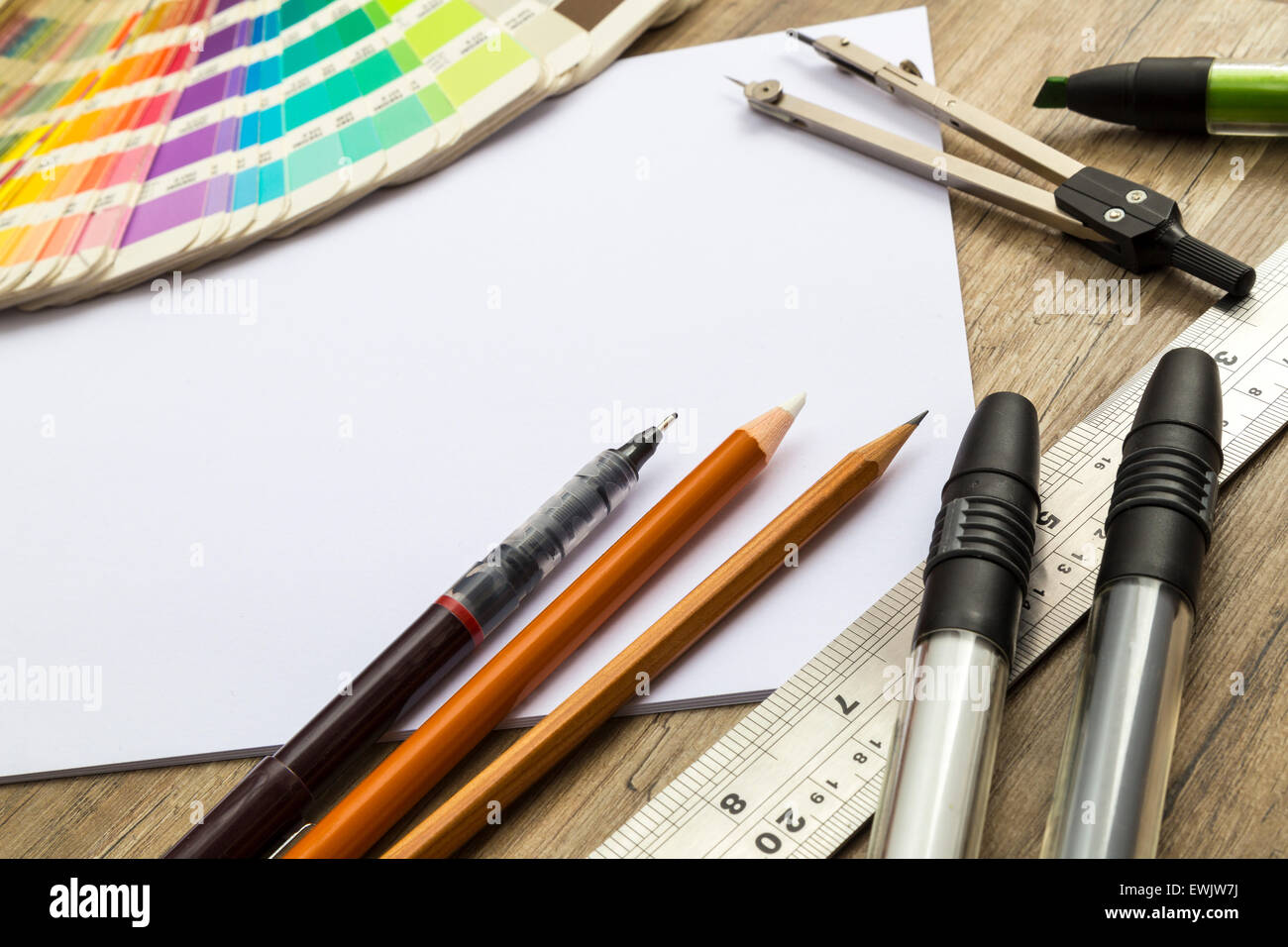 Outils de dessin, crayons, stylos et papier sur un bureau en bois. Designer ou matériel d'artistes Banque D'Images