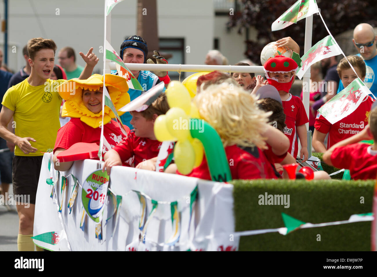 Un flotteur en Carnaval Carnaval St Efface Juin 2015 dans le pays de Galles Pembrokeshire. Parade de la ville. Banque D'Images