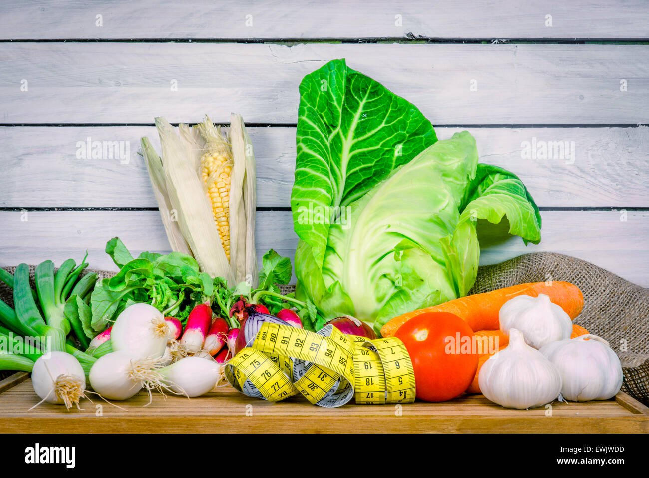 Mélange de légumes sur une table en bois avec ruban de mesure Banque D'Images