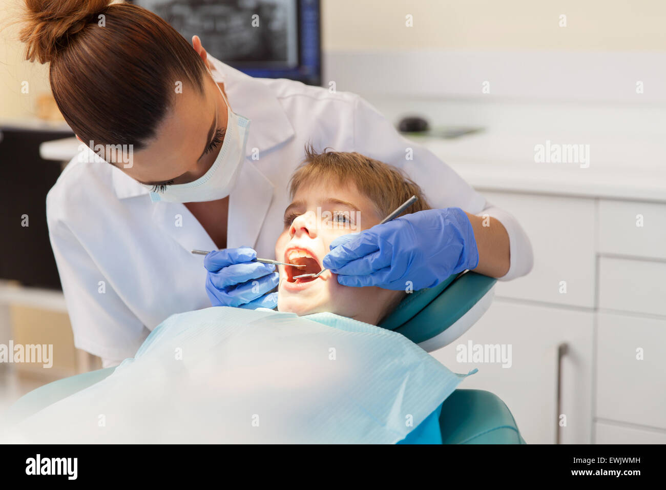 La réussite de l'examen jeune dentiste dents du patient Banque D'Images