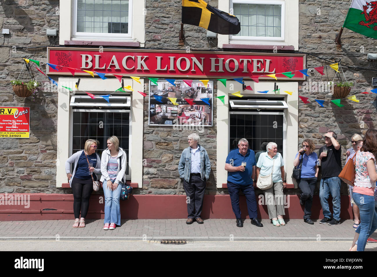 Black Lion Hotel à St efface en juin 2015 Carnaval de galles Pembrokeshire. Parade de la ville. Banque D'Images