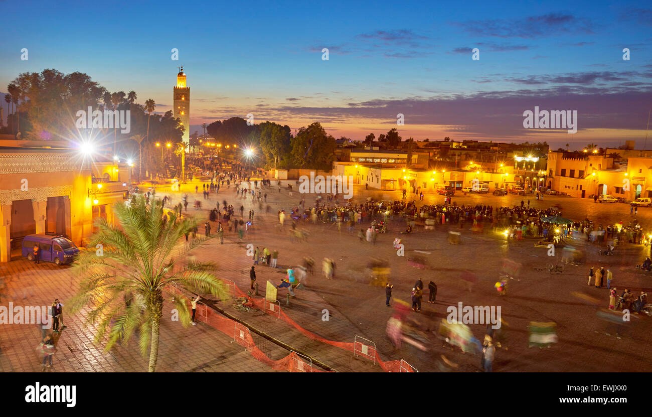 Djemaa el-Fna, au crépuscule, Marrakech, Maroc, Afrique Banque D'Images