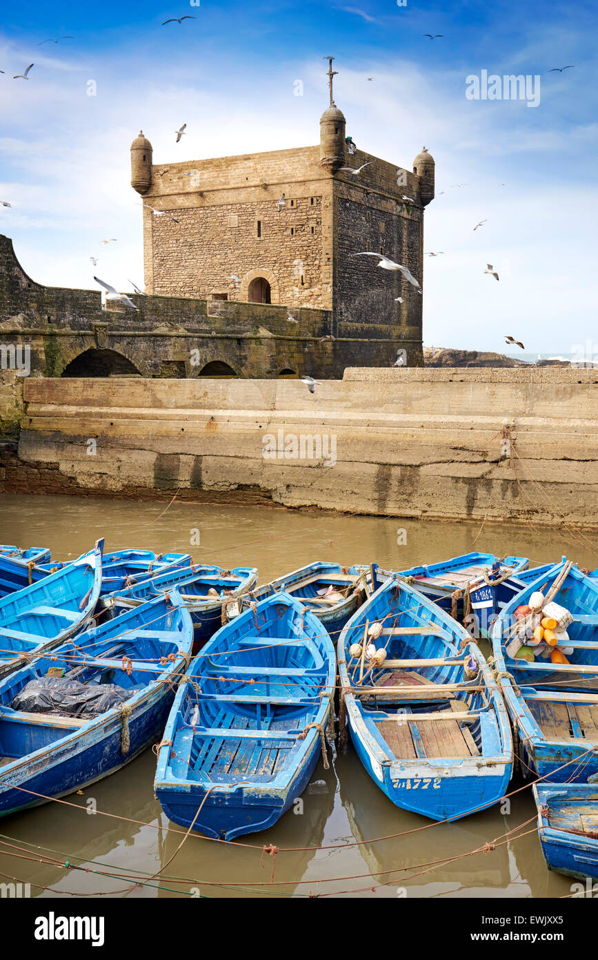 Bateaux de pêche bleu dans le port d'Essaouira, Maroc, Afrique Banque D'Images