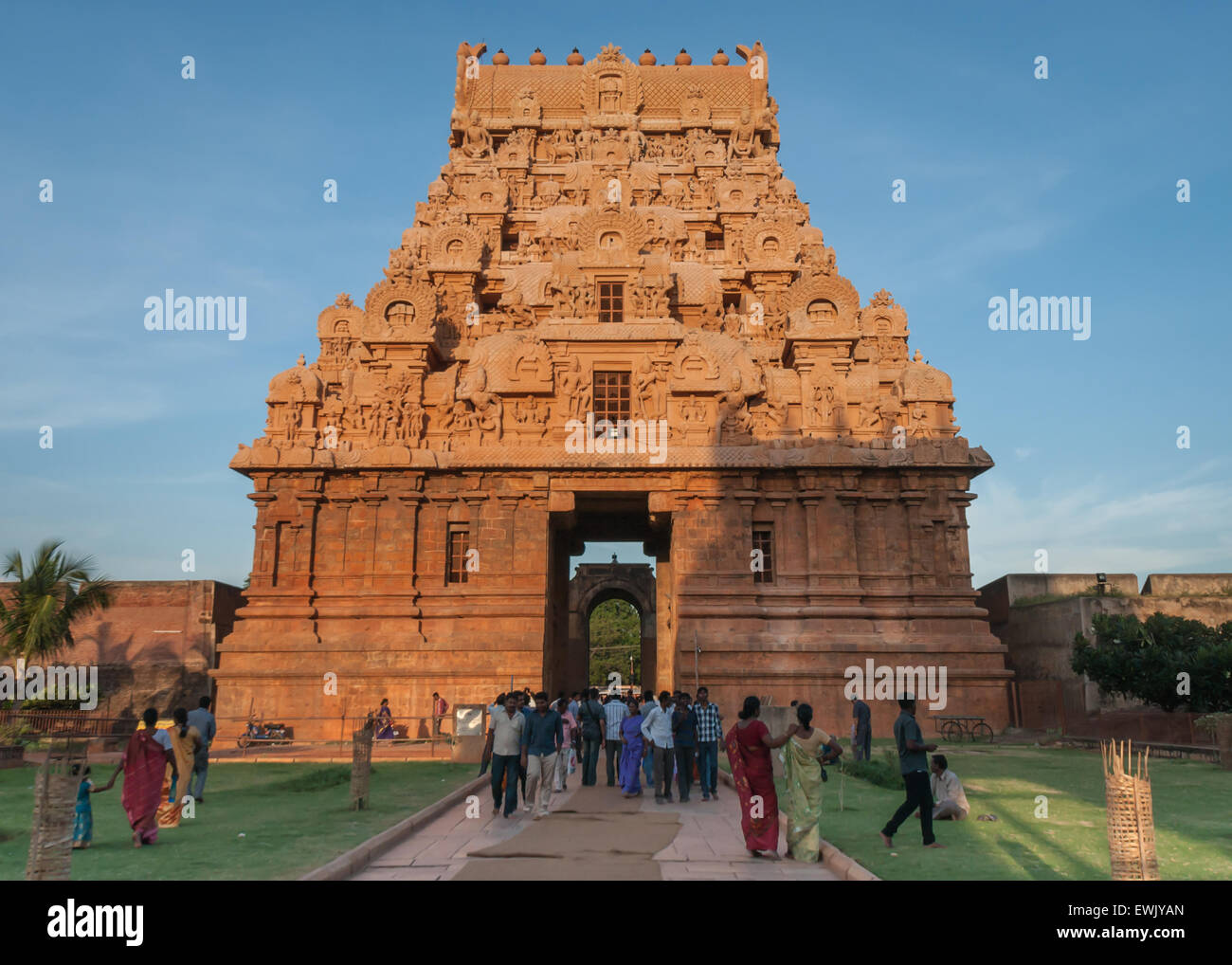 Côté ouest de l'entrée à Brihadeswarar Gopuram du temple. Banque D'Images