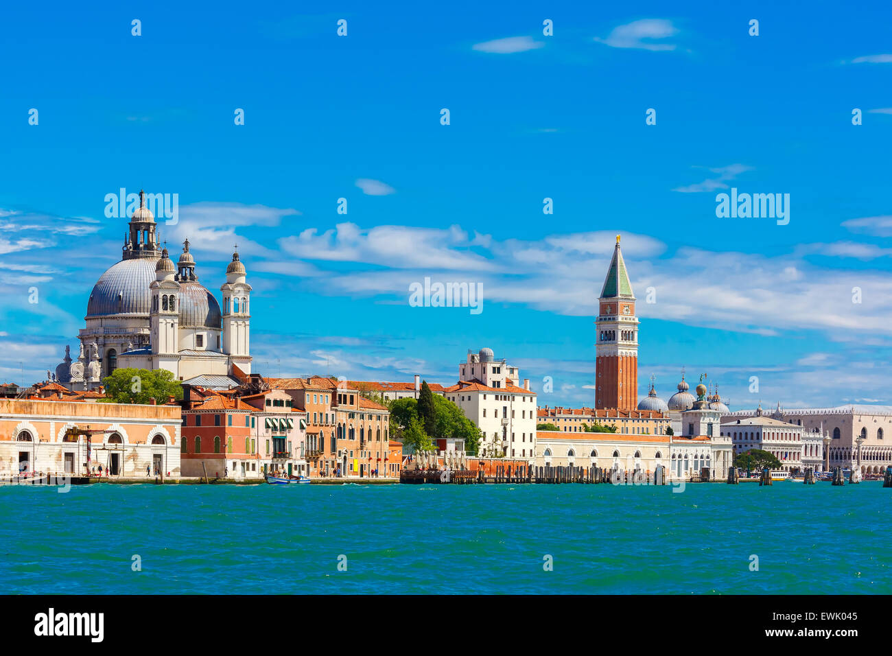 Vue depuis la mer à Venise en journée d'été, Italia Banque D'Images