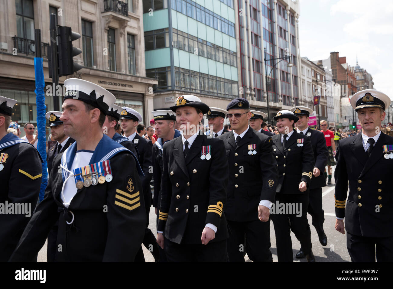 London,UK,27 juin 2015,le personnel de la Royal Navy participer à la fierté de Londres Parad Crédit : Keith Larby/Alamy Live News Banque D'Images