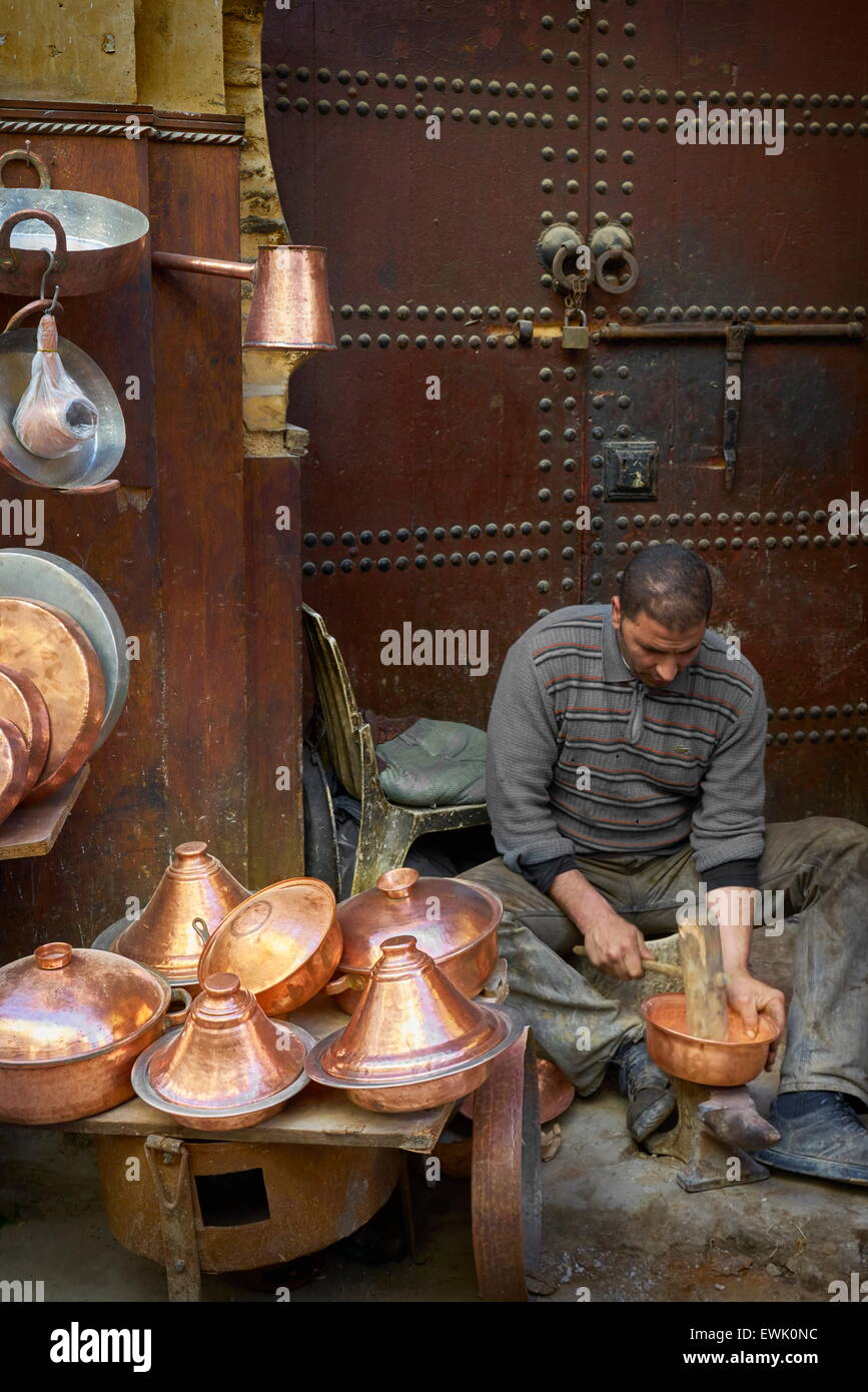 Les travailleurs en laiton à Seffarine Square, Fès, Maroc, Afrique Banque D'Images