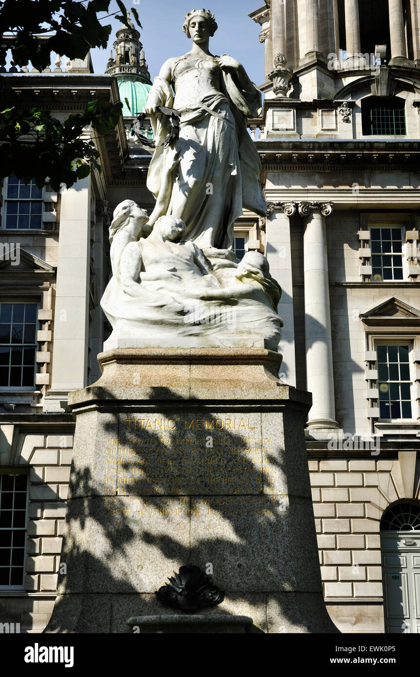 Titanic Memorial. Belfast City Hall est l'édifice municipal de Belfast City Council. Donegall Square, Belfast, Irlande du Nord. Banque D'Images