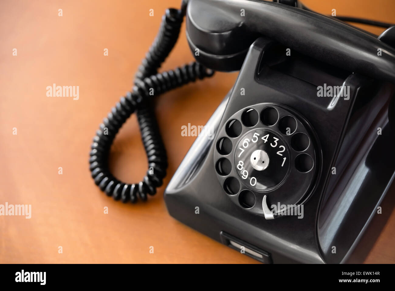 Old fashioned retro téléphone à cadran rotatif sur un bureau en bois, gros plan Banque D'Images