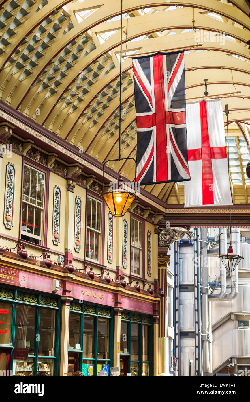 Union Jack et croix de St George drapeaux suspendus dans Leadenhall Market, London EC3 Banque D'Images