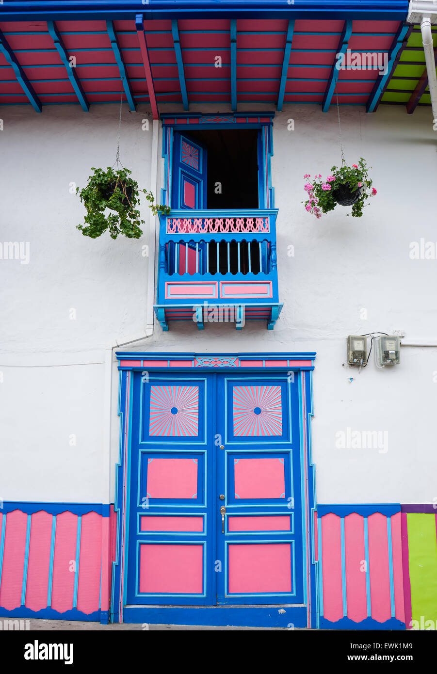 Une porte colorée dans le Salento, la Colombie, pays du café. Banque D'Images