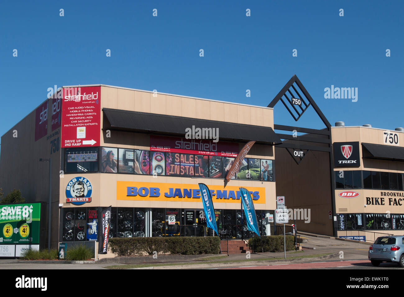 Bob Jane T Marts est une chaîne de vente au détail australienne qui vend des batteries et des réparations de pneus de rechange, Brrokvale, Sydney, Australie Banque D'Images