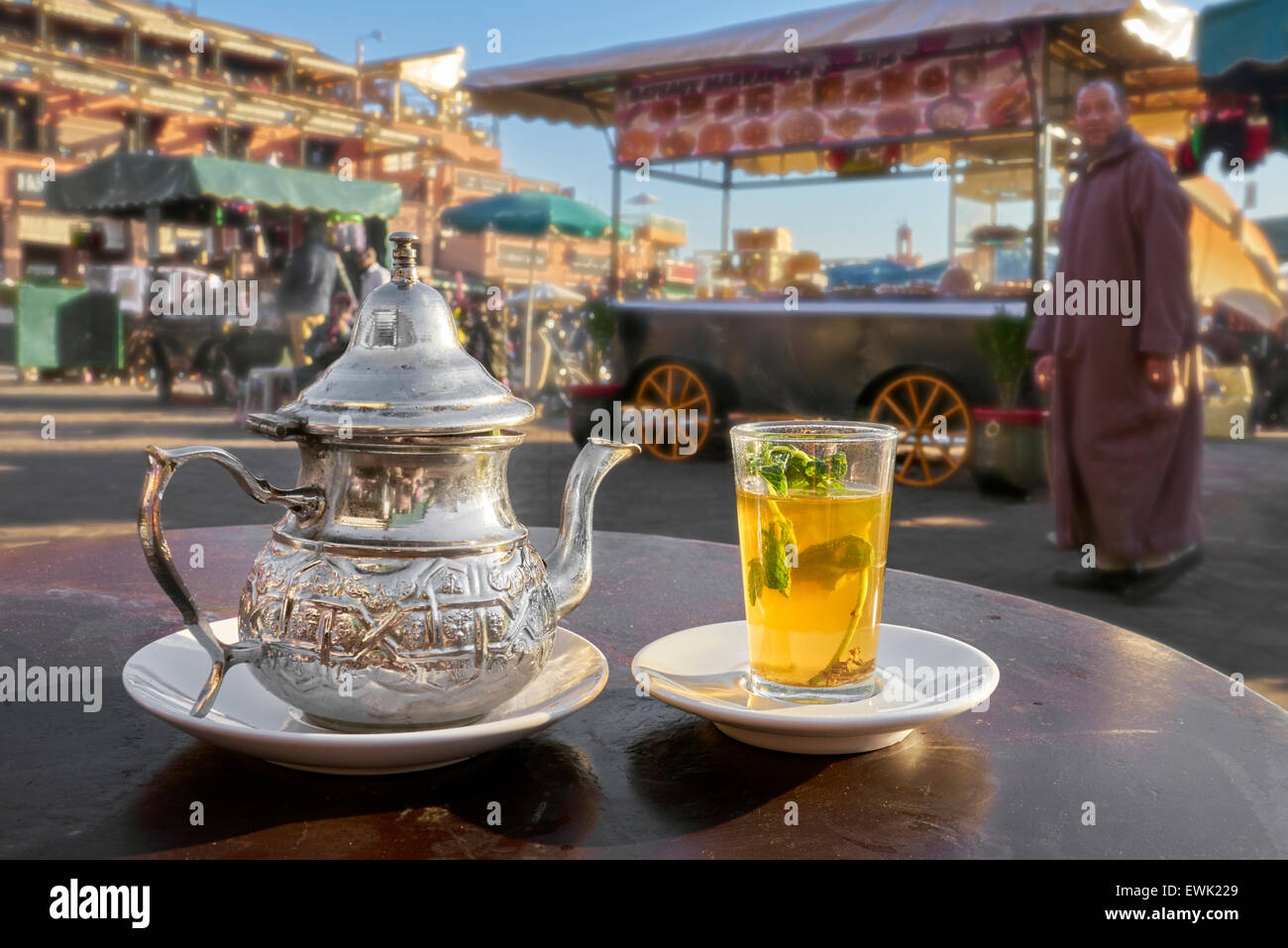 Vert marocain le thé à la menthe servi dans place Djemaa el Fna, Marrakech, Maroc, Afrique Banque D'Images
