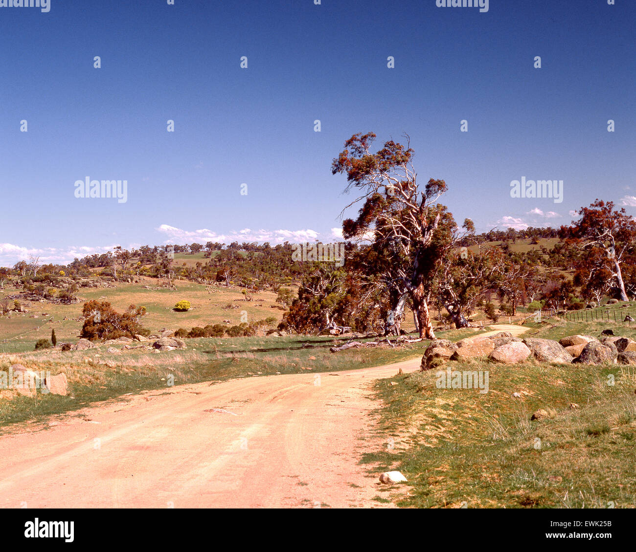 L'Australie : route de campagne, montagnes enneigées, EN IN Banque D'Images