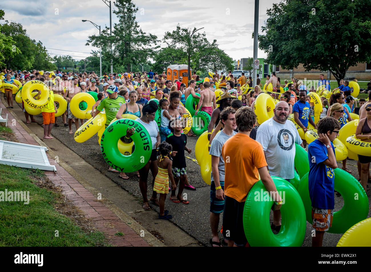 Knoxville, Tennessee, USA. 20 Juin, 2015. Faites glisser la ville prend plus de Knoxville, Tennessee's Gay Street Sliders donnant un tour sur pied 1000 Samedi, 20 juin, 2015. Crédit : Marc Griffin/Alamy Live News Banque D'Images