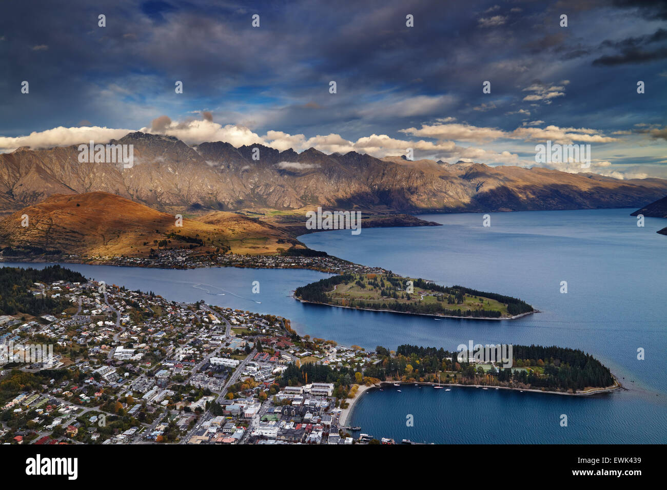 Vue sur le lac Wakatipu, Queenstown et Montagnes Remarkables, Nouvelle-Zélande Banque D'Images