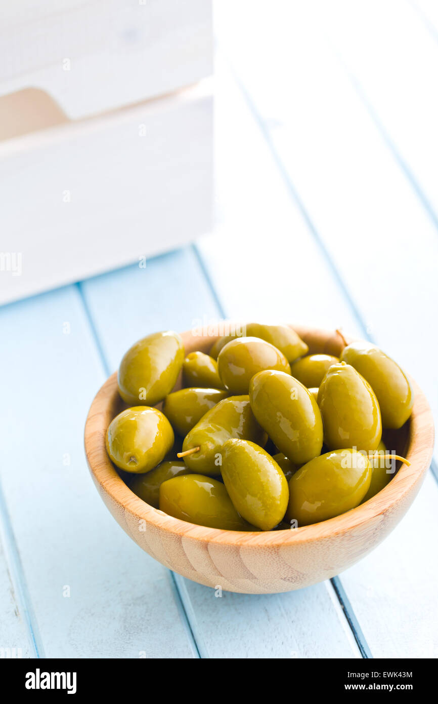 Dans un bol d'olives vertes sur la table de cuisine Banque D'Images