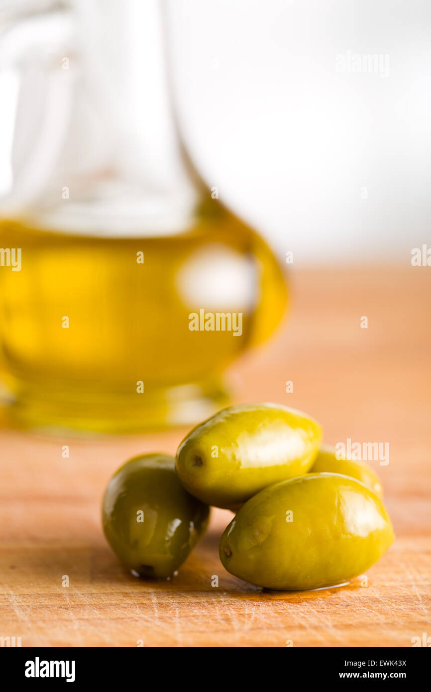 L'huile d'olive et olives vertes Banque D'Images