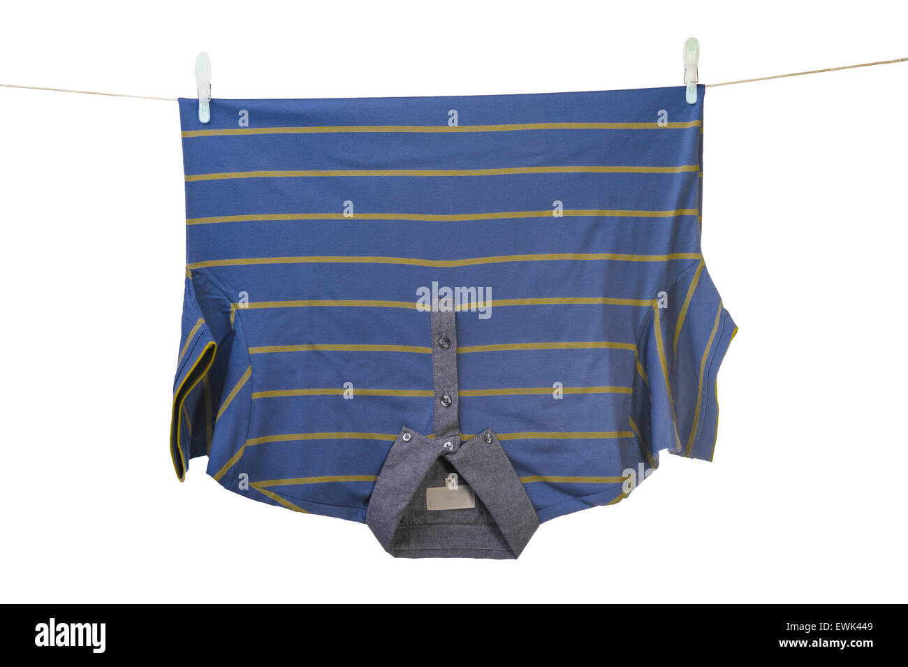 Polo shirts hanging on lave-ligne. Banque D'Images