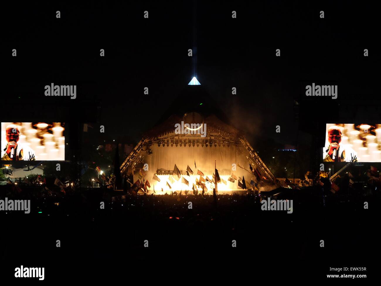 Festival de Glastonbury, Somerset, Royaume-Uni. 27 juin 2015. Kanye West une sur la scène de la pyramide à Glastonbury. Le rendement de l'Ouest, qui était intrupted à un moment donné par un envahisseur étape, a reçu un accueil mitigé de la foule. Crédit : Tom Jura/Alamy Live News Banque D'Images