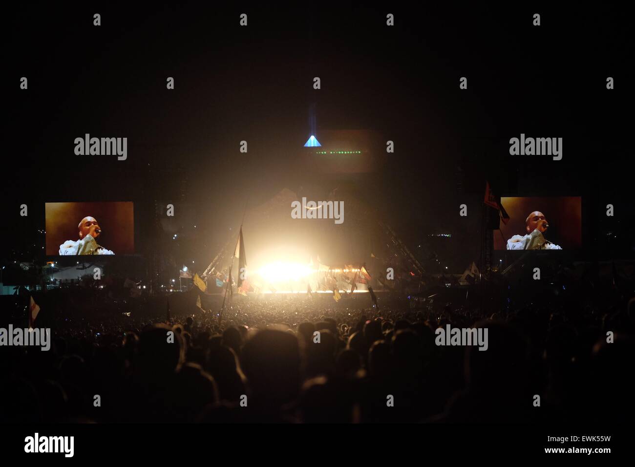 Festival de Glastonbury, Somerset, Royaume-Uni. 27 juin 2015. Kanye West une sur la scène de la pyramide à Glastonbury. Le rendement de l'Ouest, qui était intrupted à un moment donné par un envahisseur étape, a reçu un accueil mitigé de la foule. Crédit : Tom Jura/Alamy Live News Banque D'Images