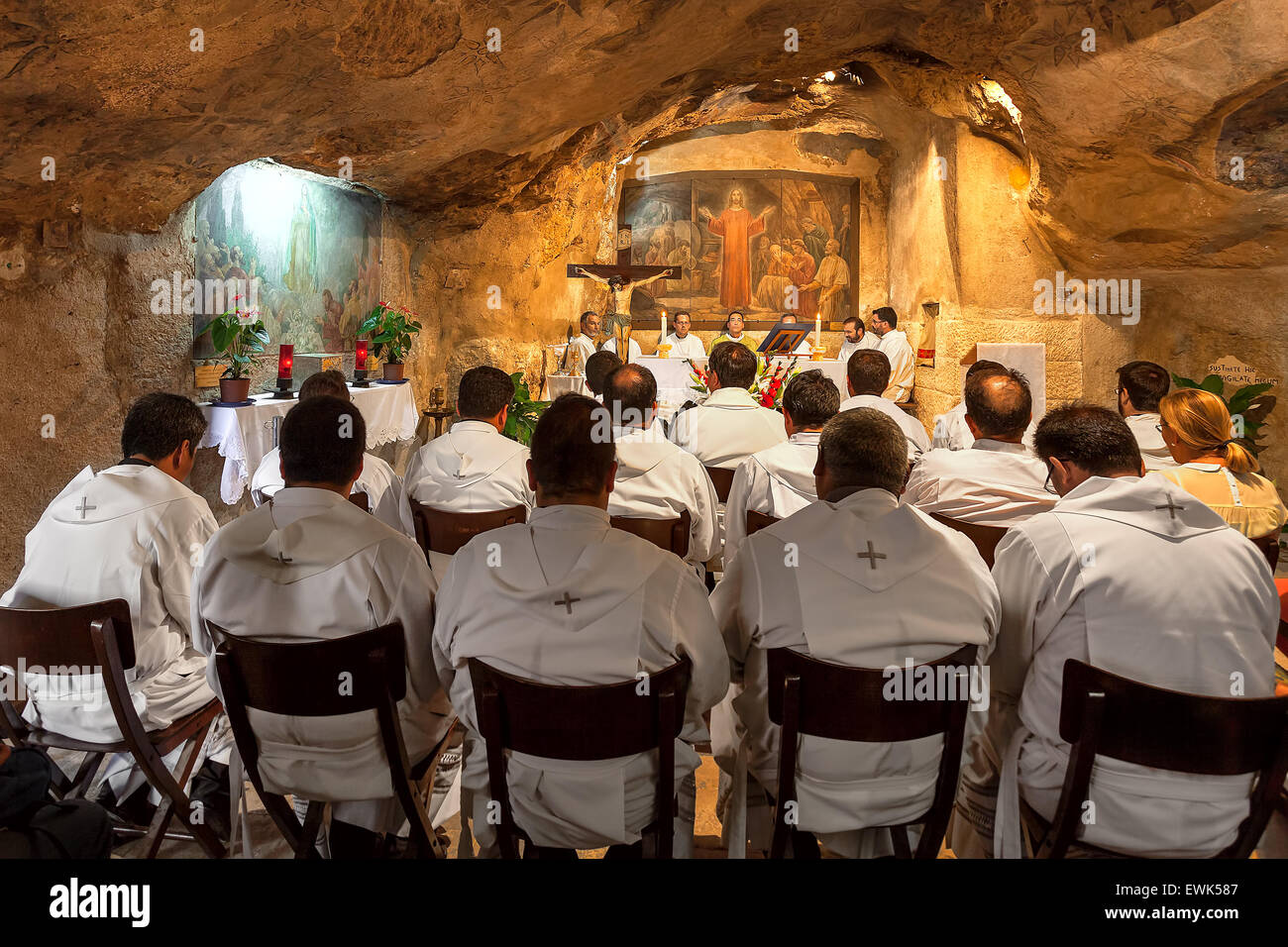 Les moines franciscains à la masse en grotte de Gethsémani, à Jérusalem, Israël. Banque D'Images