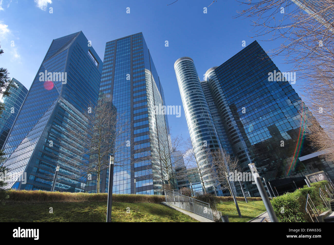 Dans le ciel, le quartier d'affaires de Paris - Courbevoie, La défense d'une journée ensoleillée avec ciel bleu clair Banque D'Images