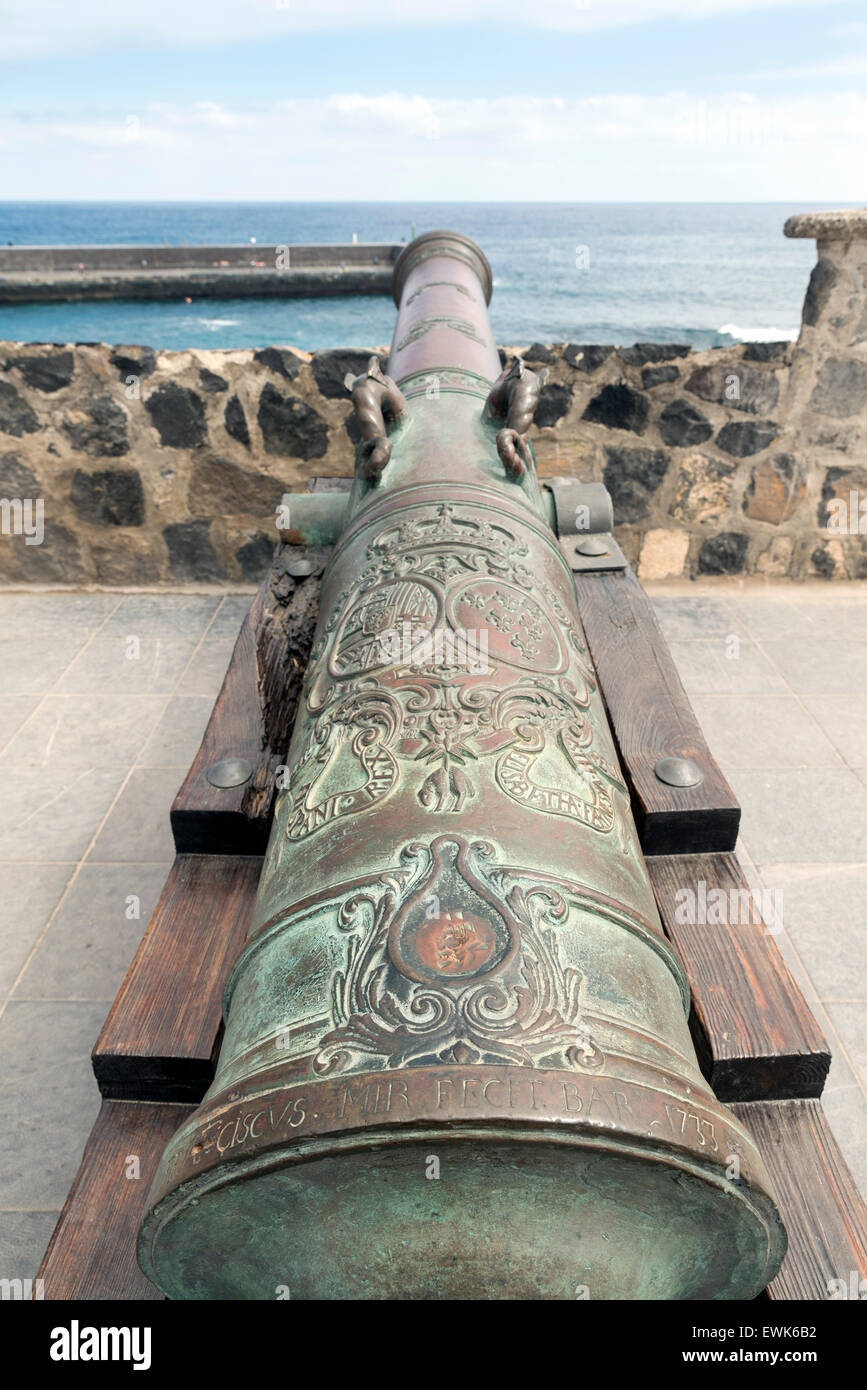 Sur les canons face à la mer à Puerto de la Cruz, Tenerife Banque D'Images