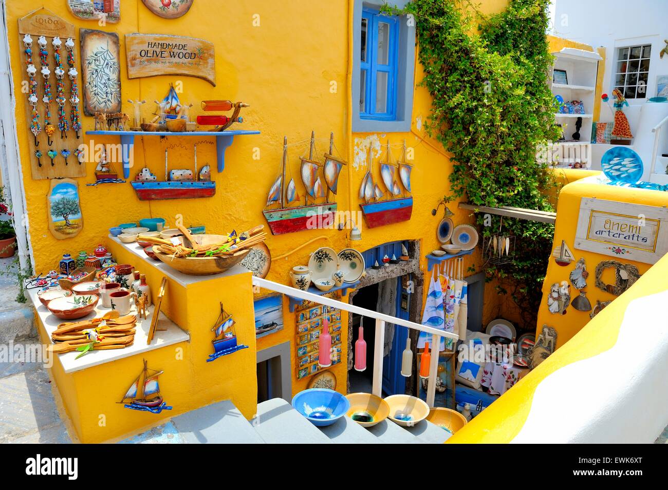 Une boutique de cadeaux dans le village de Oia Santorini Grèce Banque D'Images