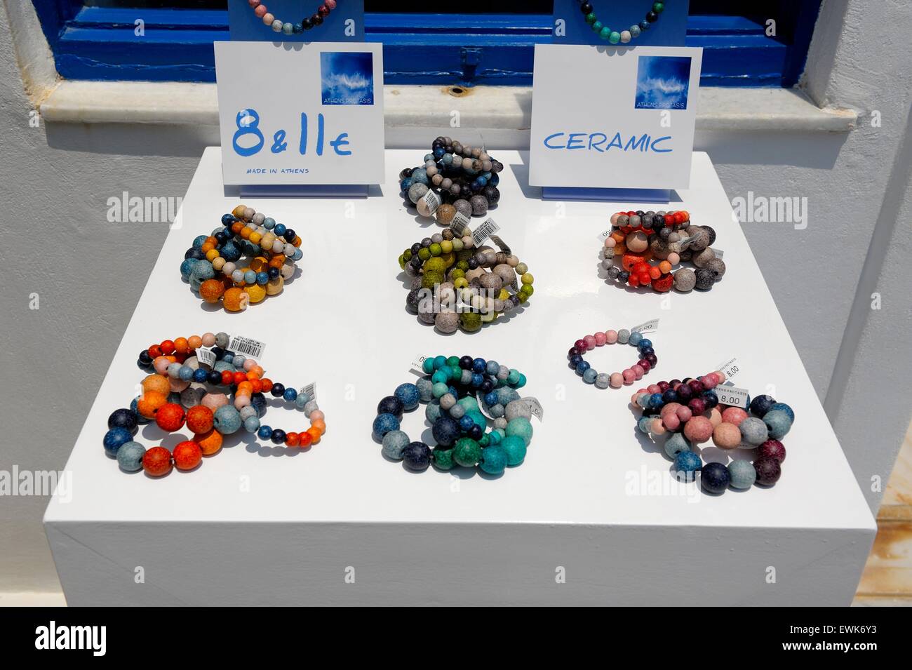 Des bijoux en céramique et perles Athènes Protasis bracelets en vente à l'extérieur d'une boutique de souvenirs dans le village de Oia Santorini Banque D'Images