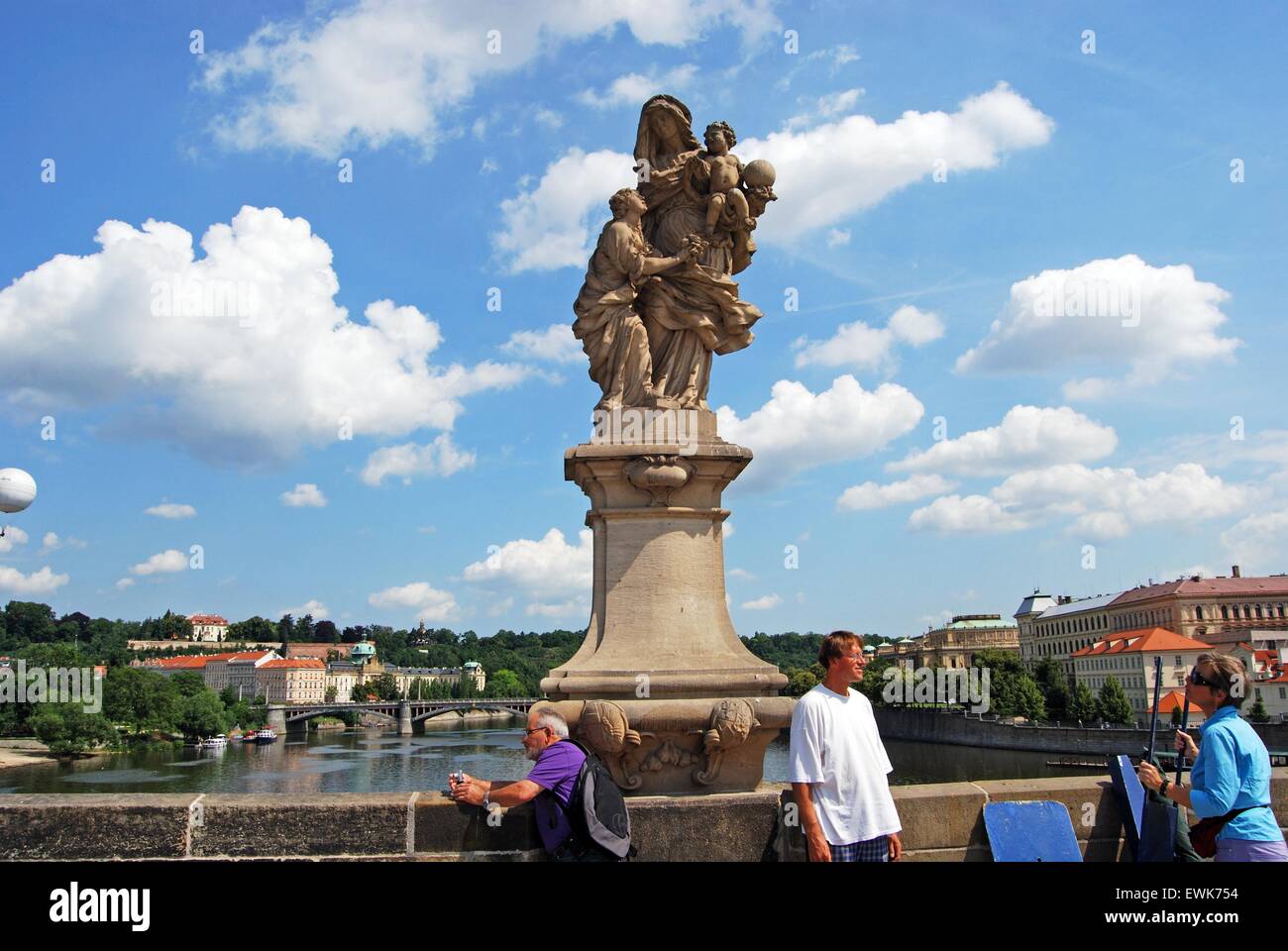 Statue de Saint Anne avec l'enfant Jésus (par Matej Vaclav Jackel) sur le côté Nord du Pont Charles, Prague, République tchèque. Banque D'Images